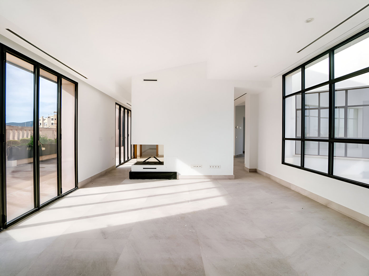 Wohnbereich mit Kamin in den Palma City Luxe Apartments