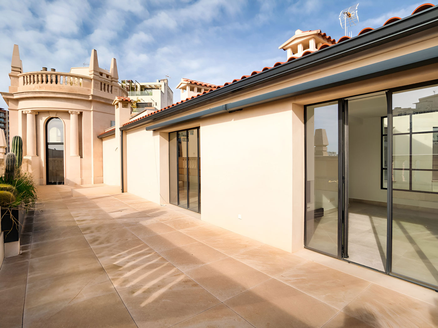 Große Sonnenterrasse der Palma City Luxe Apartments
