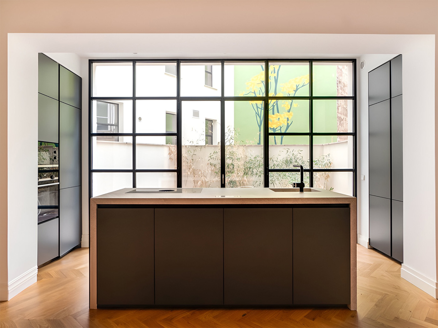 Moderne Küche mit Kochinsel und großer Fensterfront