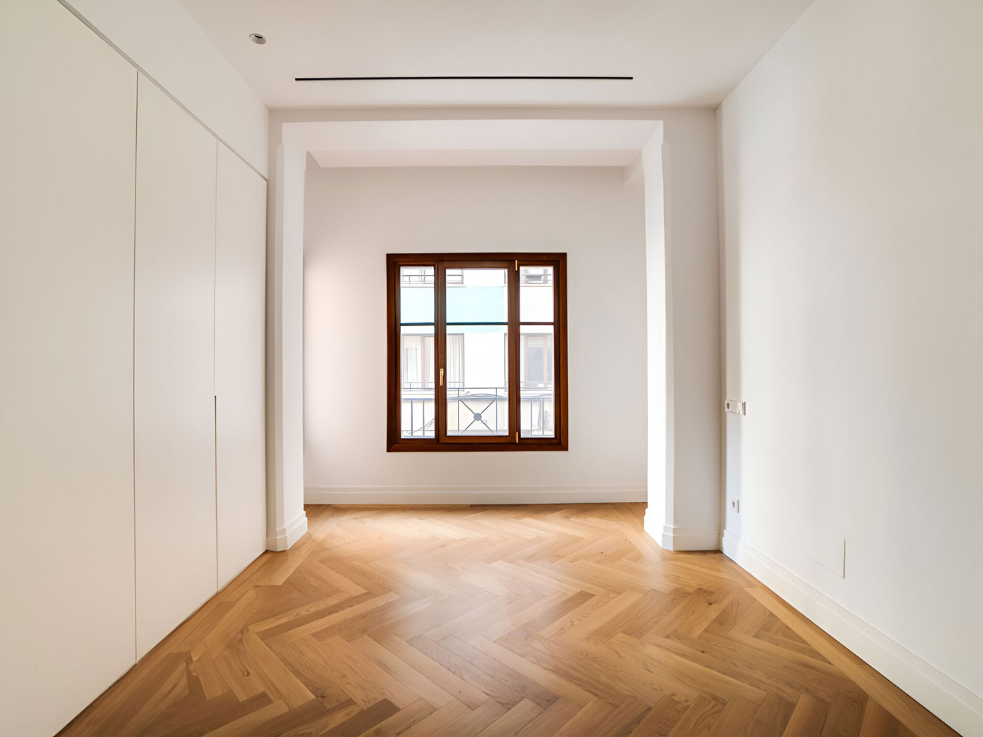 Helles Schlafzimmer mit Einbauschränken und Holzfußboden in modernem Design